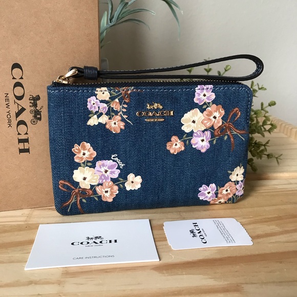 Coach Handbags - ✅Coach wristlet